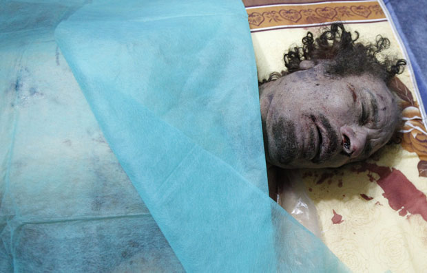 Corpo de Kadhafi foi coberto com um pano dentro de uma casa em Misrata (Foto: Reuters)