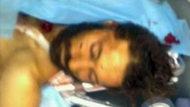 Imagem da TV Al Arabiya mostra corpo de homem que seria Muatassim, filho de Muammar Kadhafi  (Foto: AFP)
