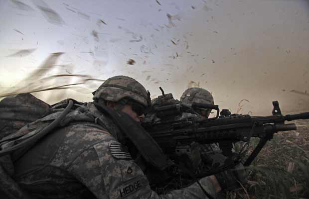 Soldados americanos durante operação em Istaqlal, norte de Bagdá, em 8 de agosto (Foto: AP)