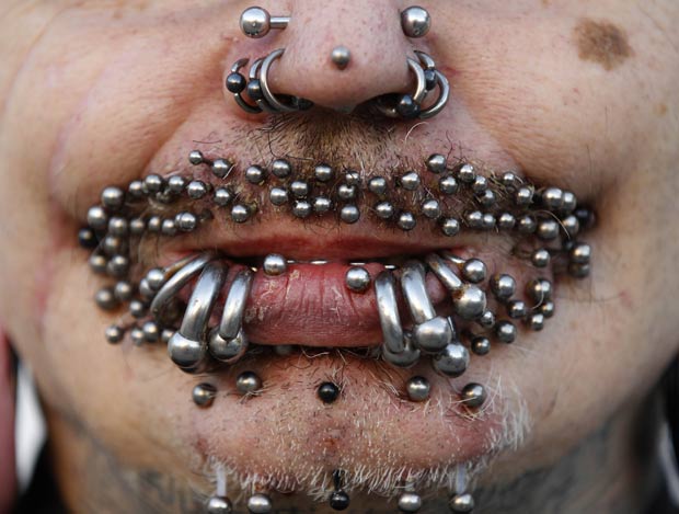 Bucholz tem 94 piercings ao redor dos lábios. (Foto: Ina Fassbender/Reuters)