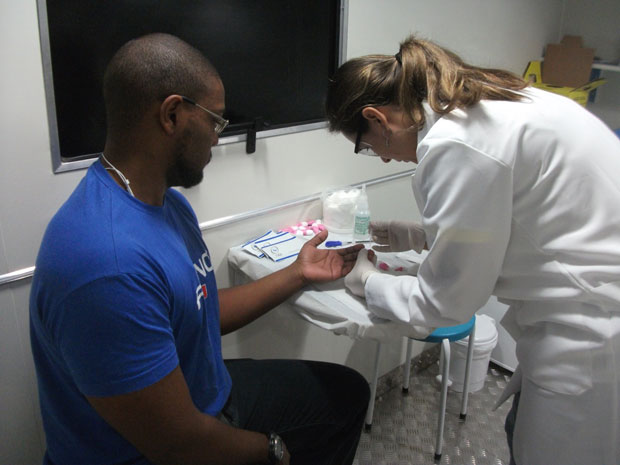 Paciente faz teste de HIV no trailler do programa Quero Fazer, em São Paulo (Foto: Tadeu Meniconi/G1)