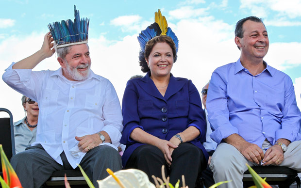O ex-presidente Luiz Inácio Lula da Silva ao lado da presidente Dilma Rousseff durante cerimônia em Manaus (Foto: Roberto Stuckert Filho / Presidência)