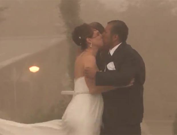 Apesar da tempestade, cerimônia proseguiu e teve até o tradicional beijo. (Foto: Reprodução/YouTube)