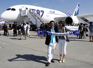 Passageiros comemoram primeiro voo comercial do Dreamliner (Foto: Reuters)