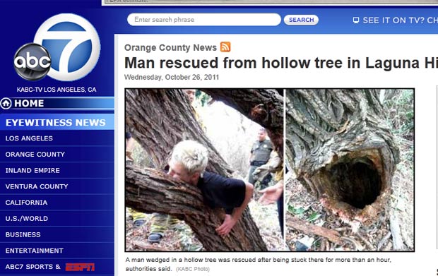 Homem foi resgatado após ficar entalado em uma árvore. (Foto: Reprodução/ABC News)