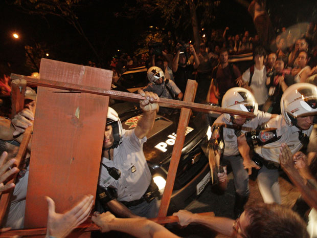 Estudantes da USP protestam contra ação da PM (Foto: Tiago Queiroz / Ag. Estado)