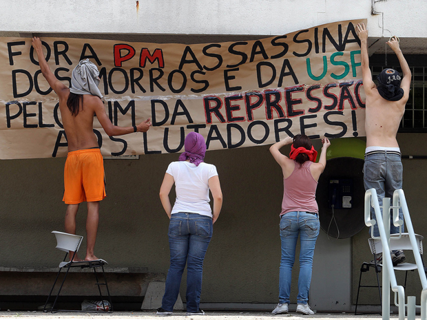 Estudantes colocam faixa de protesto (Foto: Evelson de Freitas/Agência Estado)