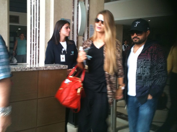 O cantor Luciano deixa o hospital em que estava internado em Curitiba (Foto: Adriana Justi/G1)