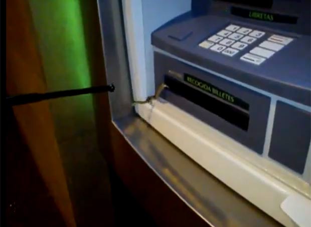 Cliente encontrou cobra quando foi sacar dinheiro em caixa automático. (Foto: Reprodução/YouTube)