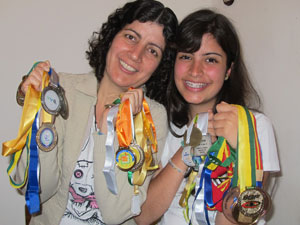 Maria Renilda e Tábata exibem a coleção de medalhas (Foto: Vanessa Fajardo/ G1)