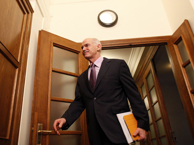 Papandreou chega para uma reunião de gabinete neste domingo (6) no Parlamento, em Atenas (Foto: Kostas Tsironis/AP)