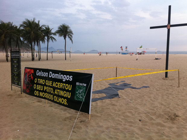 Homenagem a Gelson Domingos, na Praia de Copacabana (Foto: Tássia Thum/G1)