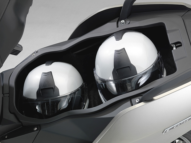 C 650 GT tem espaço para dois capacetes sob o assento (Foto: Divulgação)