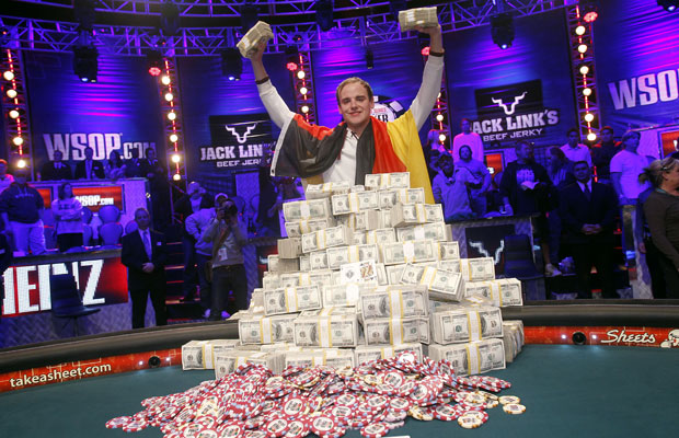 O alemão Pius Heinz comemora após ter vencido o 'World Series of Poker', na noite de terça-feira (8), em Las Vegas (Foto: Isaac Brekken/AP)