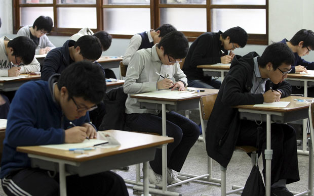 Estudantes fazem prova em sala de aula de colégio de Gwangju, a 324 km de Seul (Foto: Ahn Hyun-Joo/Newsis/Reuters)