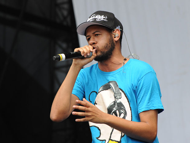 G1 - Emicida faz homenagem ao rap brasileiro em seu show no SWU - notícias  em SWU 2011