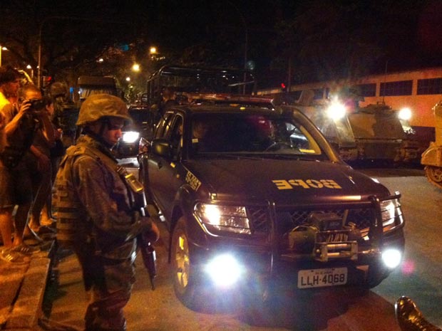 Equipes do Bope se preparam para entrar na Rocinha (Foto: G1)