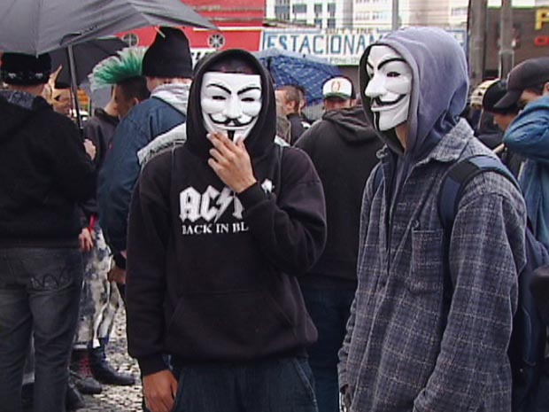 Jovens utilizam a máscara, que já característica das manifestações contra corrupção no país (Foto: Reprodução RPC TV)