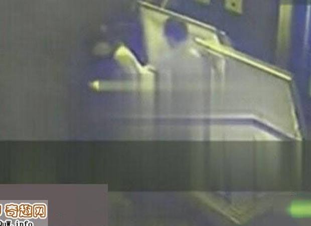 Casal foi flagrado fazendo sexo dentro de um caixão na China. (Foto: Reprodução)