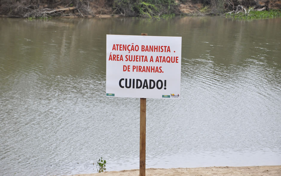   Placas foram instaladas para alertar banhistas sobre o perigo do ataque de piranhas.