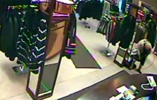 Ladra foi filmada escondendo casaco de US$ 6,5 mil na calcinha. (Foto: Reprodução)