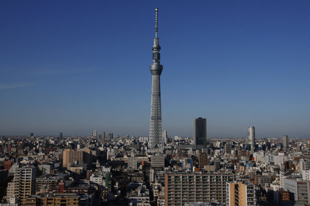 Tokyo Sky Tree é vista entre edifícios de Tóquio, que ao seu lado parecem baixos (Foto: Hiro Komae/AP)