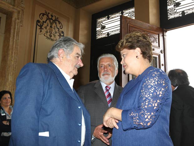 A presidente Dilma Rousseff e o governador da Bahia, Jaques Wagner, recebem o presidente do Uruguai, José Mujica (esquerda) (Foto: Manu Dias/ Governo da Bahia)