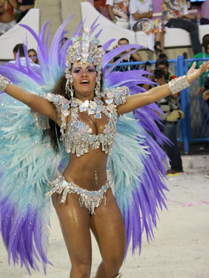 Raíssa prestou homenagem a Roberto Carlos no carnaval 2011 (Foto: Irapuã Jeferson / Divulgação)