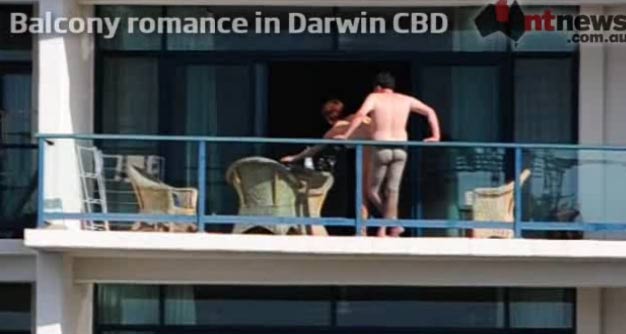 Em seembro de 2011, um casal foi visto fazendo sexo em plena luz do dia na varanda de um hotel em Darwin, na Austrália. (Foto: Reprodução)