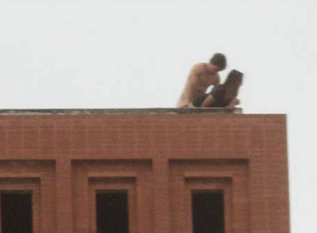 Em março de 2011, um casal foi fotografado fazendo sexo no telhado de um prédio da Universidade do Sul da Califórnia (USC). (Foto: Reprodução)