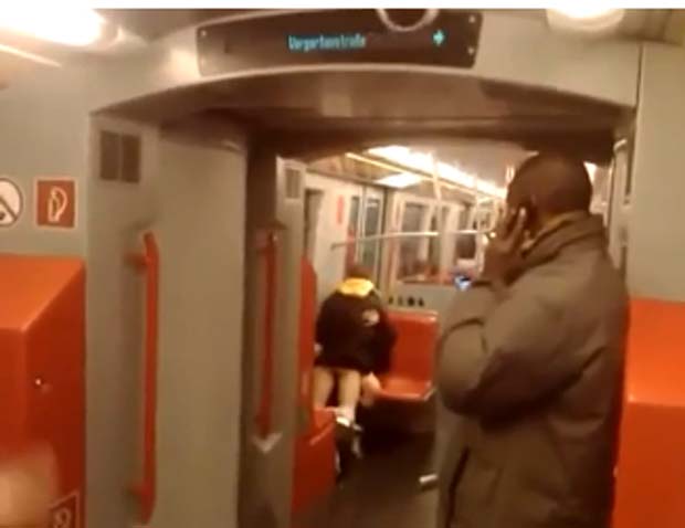 Em 2010, um casal foi filmado tendo relações sexuais no vagão do metrô em Viena, na Áustria. As imagens mostram a dupla realizando o ato sexual enquanto outros passageiros se aglomeram ao redor para assistir e poder filmá-los com seus celulares. (Foto: Reprodução)