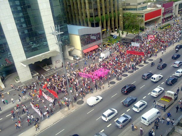 Passeata de estudantes da USP em greve fechou parte da Avenida Paulista (Foto: Talita Gonçalez/VC no G1)