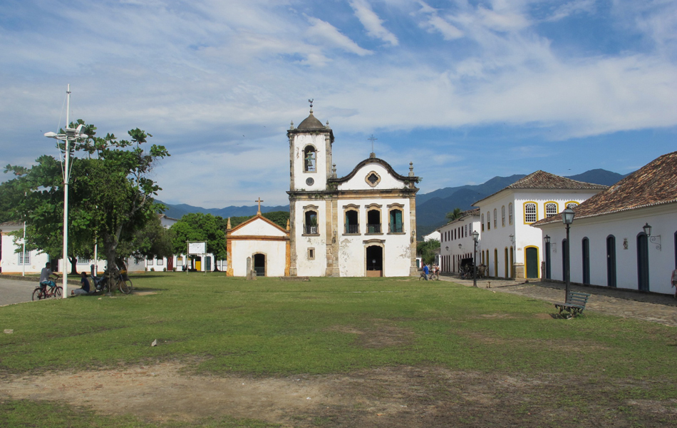 A antiga cadeira e a Igreja Santa Rita são parte do cartão postal da cidade