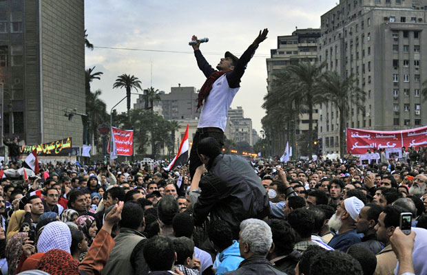 Egípcios protestam contra o conselho comandado por militares em manifestação na Praça Tahrir, no Cairo, neste domingo (27) (Foto: Bela Szandelszky/AP)