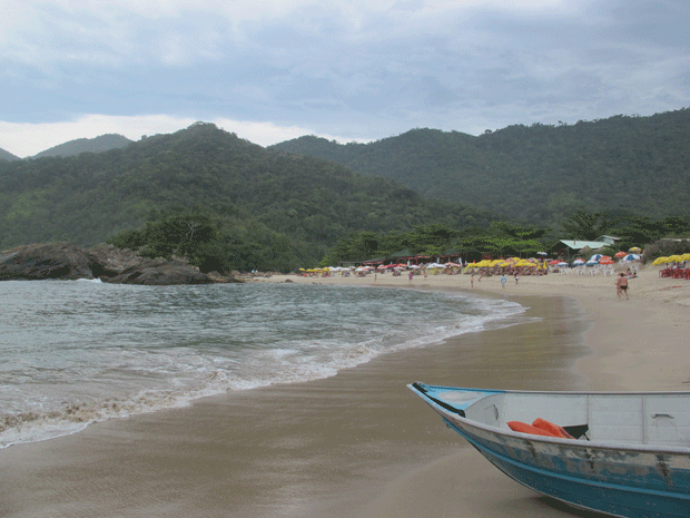 A Praia do Meio possui infraestrutura, mas costuma fica lotada em feriados (Foto: Carolina Lauriano / G1)