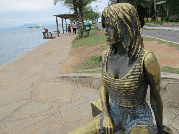 Estátua da atriz francesa Brigitte Bardot é um dos principais pontos turísticos de Búzios (Foto: Tássia Thum/G1)