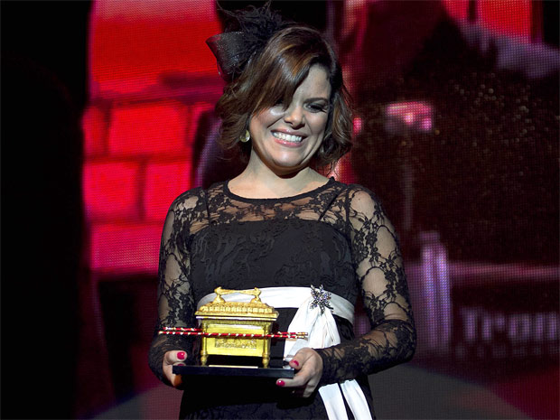 A cantora Ana Paula Valadão, do grupo mineiro Diante do Trono, recebe o prêmio de Melhor DVD/Blu-Ray durante a cermônia de entrega do Troféu Promessas realizada no Rio (Foto: Rudy Trindade/G1)