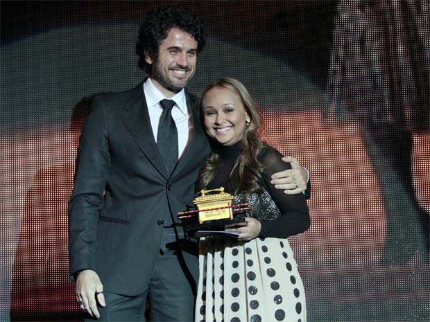 O ator Eriberto Leão, apresentador do prêmio, e a cantora Bruna Karla, que levou o Troféu Promessas na categoria Melhor Canção (Foto: Rudy Trindade/G1)