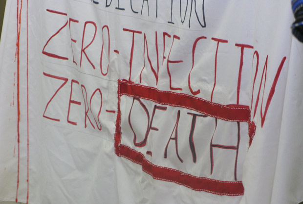 Faixa colocada no hospital, com a inscrição "zero infecção, zero mortes". (Foto: Dennis Barbosa/G1)