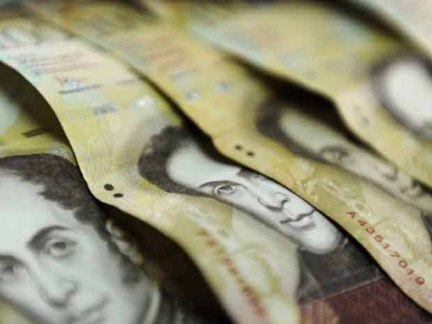 Notas de bolívar, a moeda da Venezuela, são vistas nesta quarta-feira (30) em Caracas (Foto: AFP)