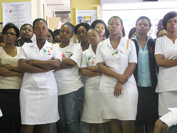 Enfermeiras assistem à cerimônica no McCord. (Foto: Dennis Barbosa/G1)