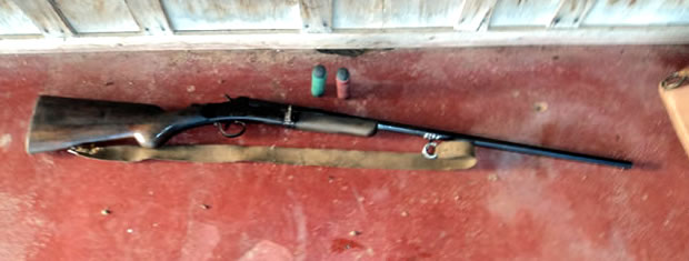 Espingarda e munições foram apreendidas na casa do suspeito (Foto: Polícia Militar)