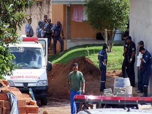 Policiais cercam a casa em Jaguariúna neste sábado (Foto: Reprodução/EPTV)