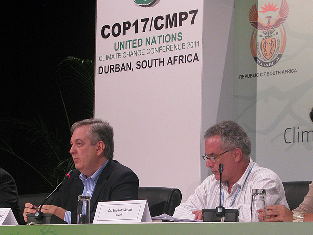 O negociador-chefe do Brasil, Luiz Alberto Figueiredo, e o secretário de Mudanças Climáticas, Eduardo Assad, falam a jornalistas na COP 17. (Foto: Dennis Barbosa/G1)