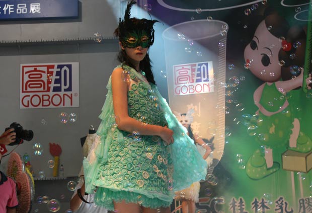 Modelo exibe durante feira em Pequim, em 2007, vestido feito com camisinhas. (Foto: AFP)