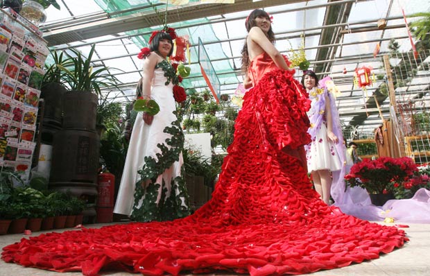 Chinesa exibe vestido feito com pétalas de rosas. (Foto: AFP)