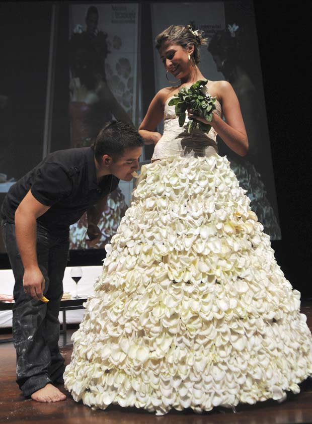 O chef de cozinha colombiano Juan Manuel Barrientos criou um vestido de noiva comestível. Ele apresentou a peça em janeiro de 2011 durante feira de moda em Medellín, na Colômbia. (Foto: Luis Benavides/AP)