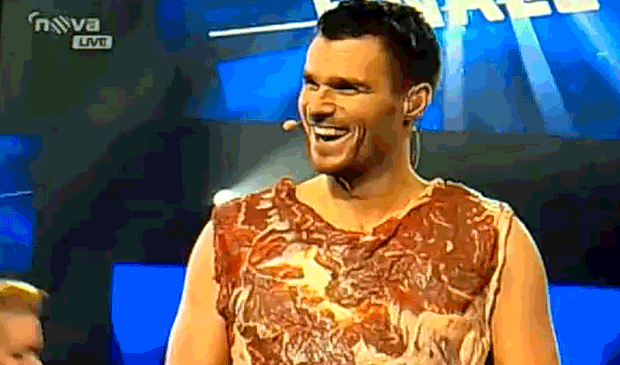 O apresentador tcheco Leos Mares, de um programa de talentos, usou um traje feito de carne em 2010 depois que perdeu uma aposta. (Foto: Reprodução)