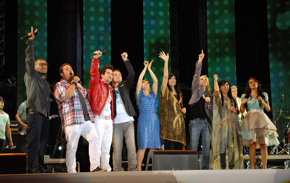 No número de encerramento do Festival Promessas todos os cantores estiveram juntos no palco