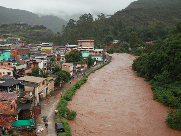 Rio enche e quase transborda durante chuva em Mariana   (Foto: Lincon Zarbietti)